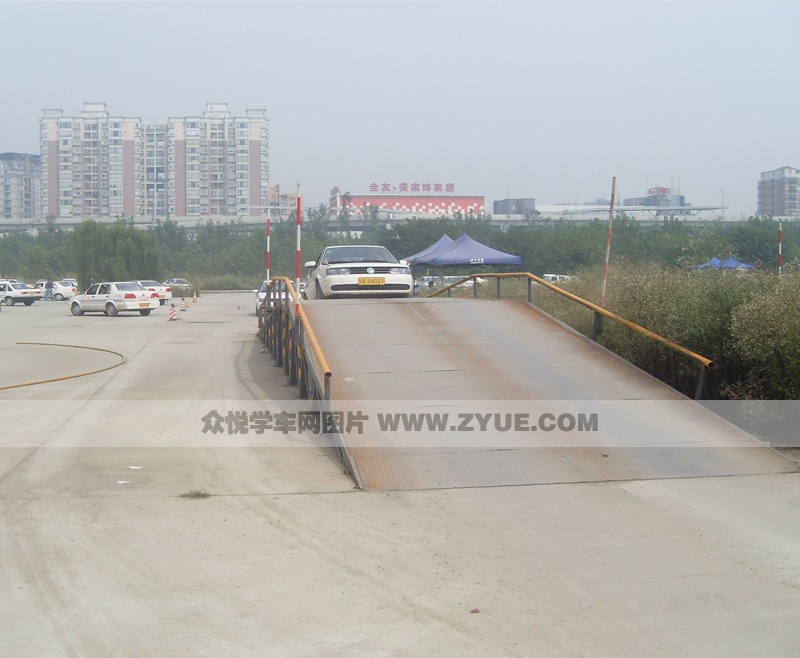 乘風駕校坡道定點停車和起步場地