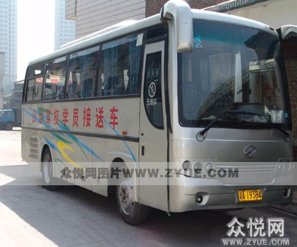 公運駕校學(xué)員接送車