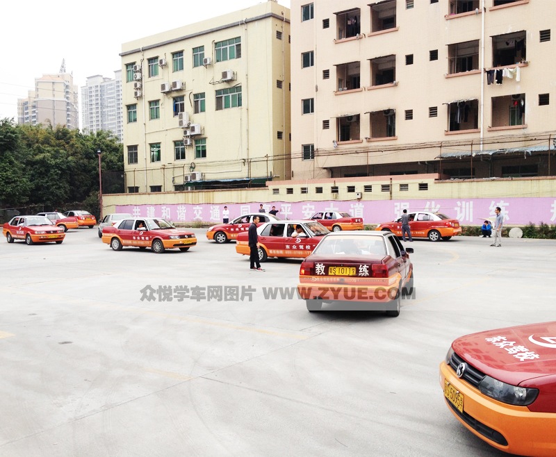 東眾駕校學(xué)車場地一角