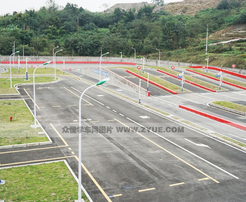 重慶鳳凰駕校坡道定點(diǎn)停車和起步考試場地