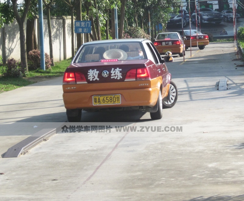 興安駕校單邊橋場(chǎng)地