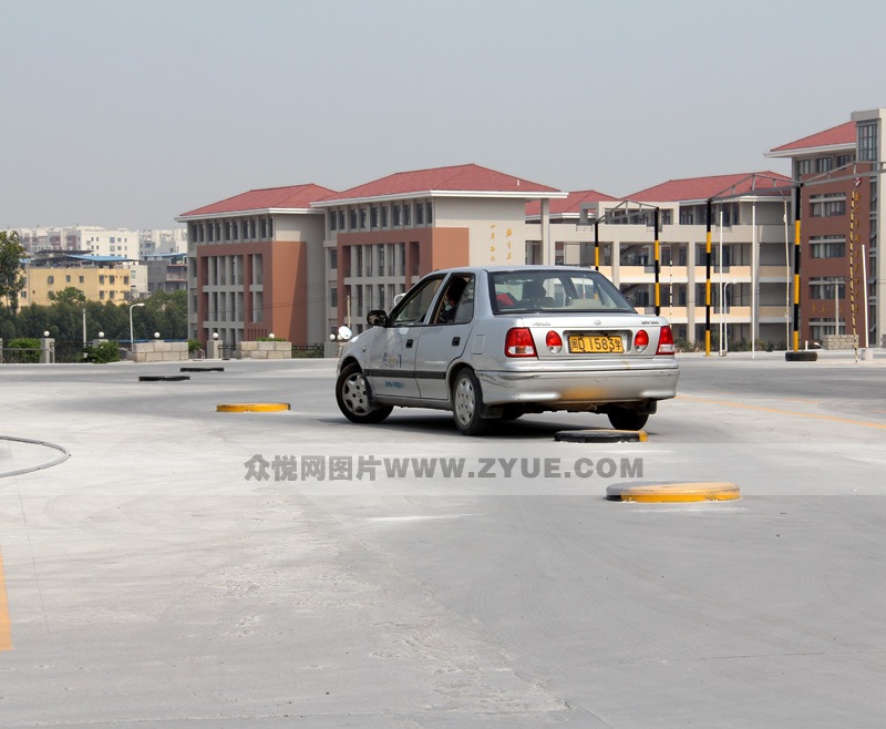 超大駕校連續(xù)障礙場地