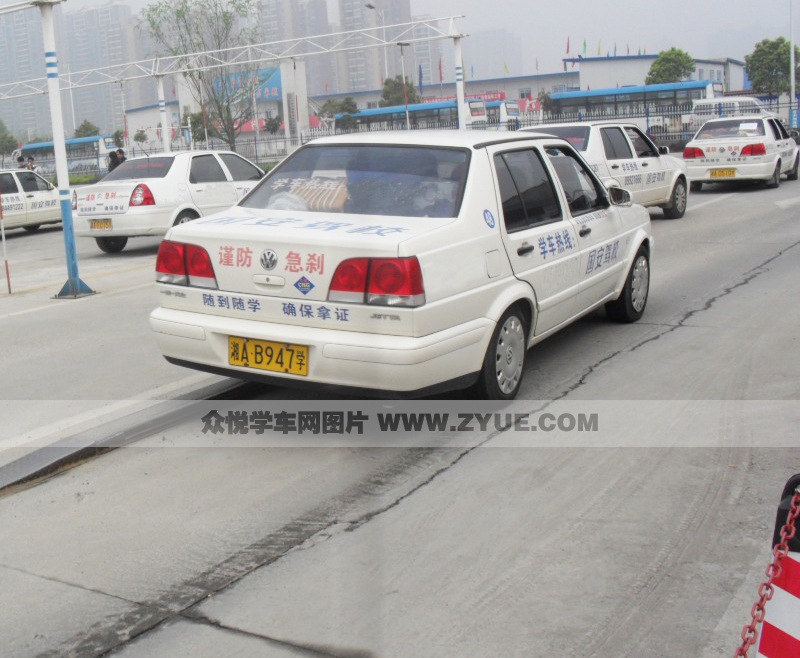 國(guó)安駕校教練車后面