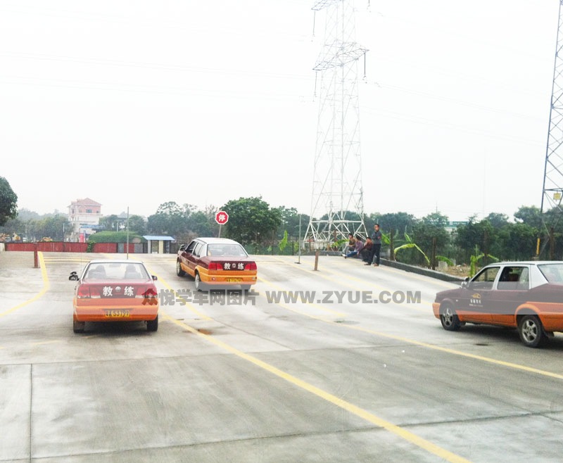 安順駕校上坡路練車場(chǎng)地