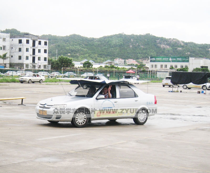 紅之星駕校學(xué)員練車(chē)中