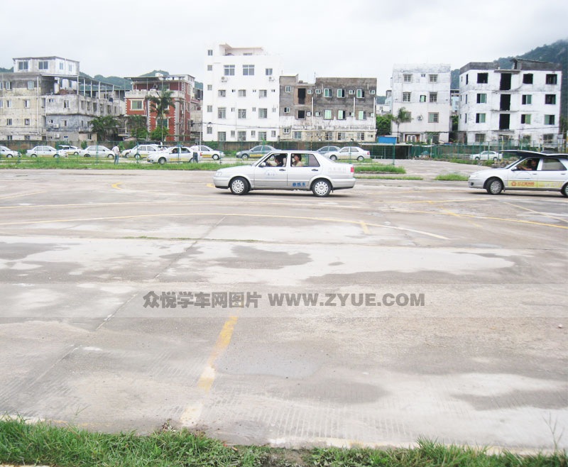 紅之星駕校寬闊的學(xué)車場地