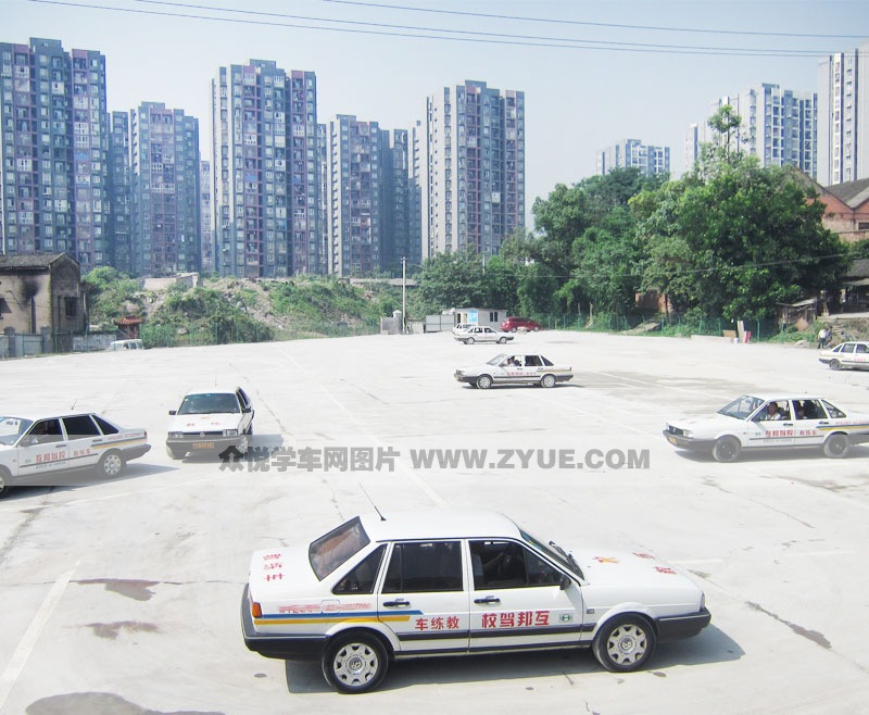 互邦駕校學(xué)車場地一角