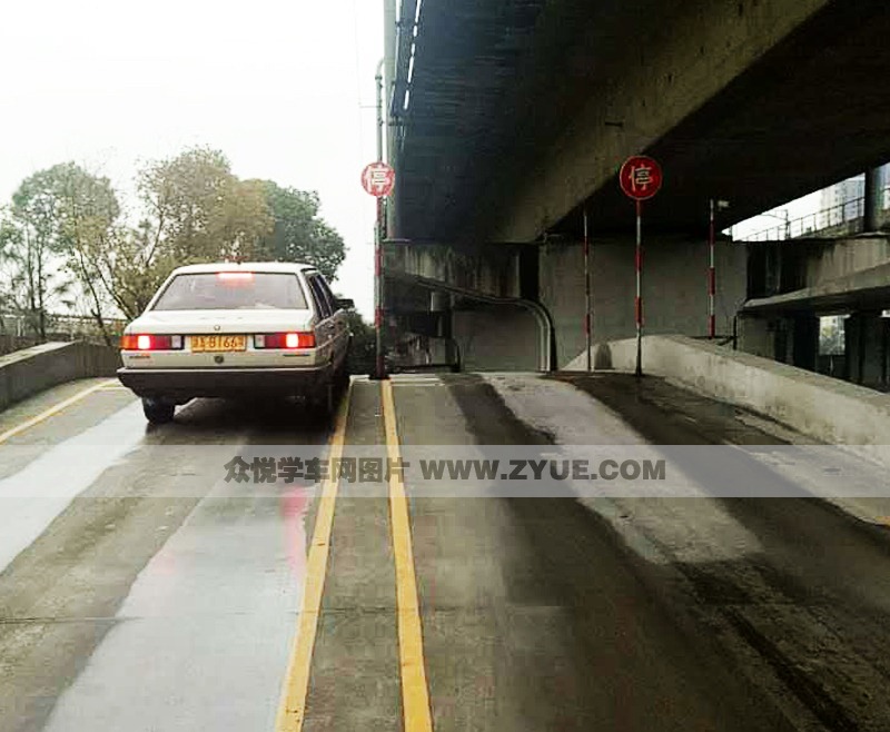 杭州市超時代駕校坡道定點停車和起步練習