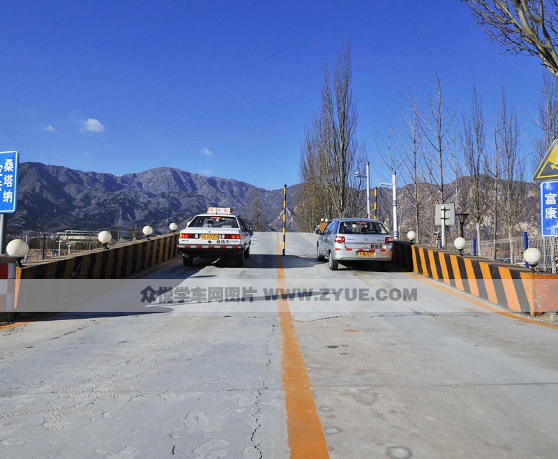 金龍駕校上坡路定點停車與起步場地