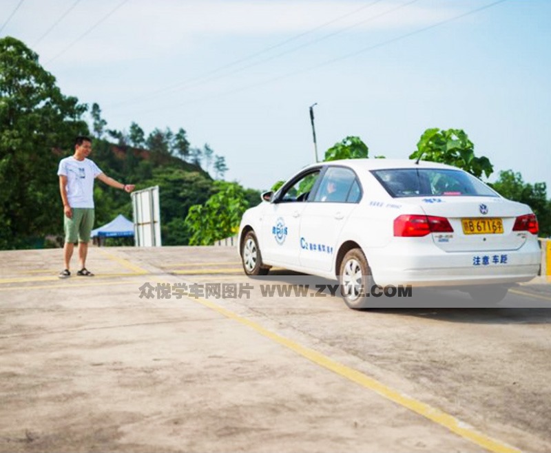 贛州神州駕校教練指導現(xiàn)場