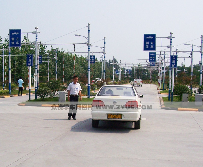 康福德高青羊駕校側(cè)方停車場地