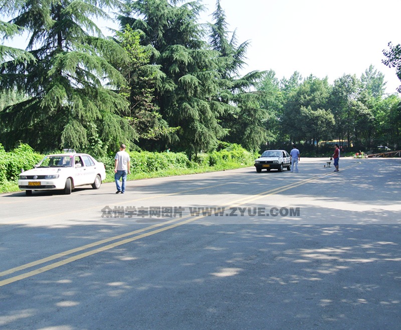 康福德高青羊駕校學車場地一角