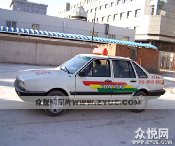 遼錦駕校學(xué)員練車