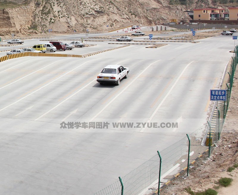 路正駕校訓(xùn)練場坡道起步及定點(diǎn)停車場地