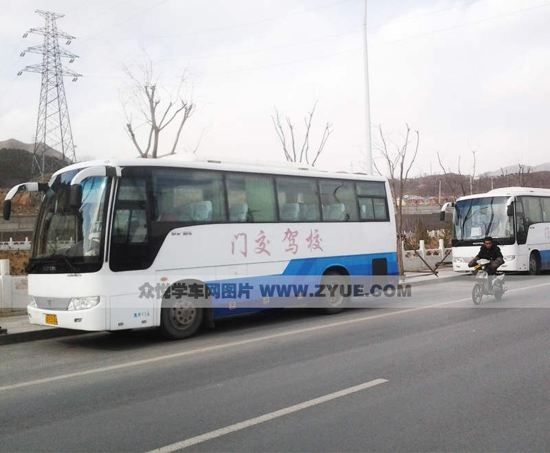 門交駕校學(xué)員接送班車