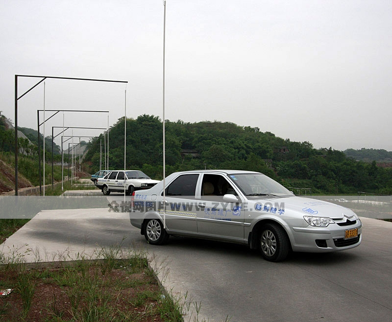 廣緣駕校模擬側(cè)方停車(chē)