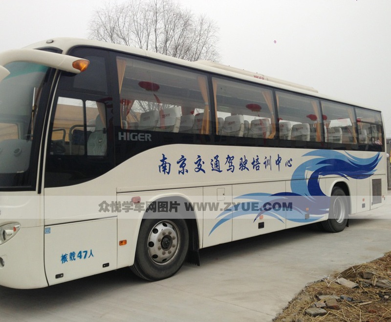 交通駕校接送學(xué)員專車