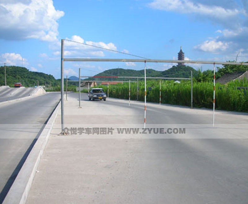 汽運(yùn)駕校破道路定點(diǎn)停車起步