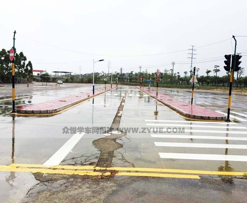 廈門鑫雙榕駕校雨后訓(xùn)練場地