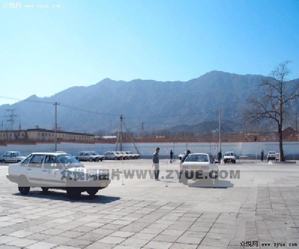 銀鏑駕校學員學車