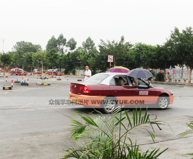 裕安駕校學(xué)車場(chǎng)地一角